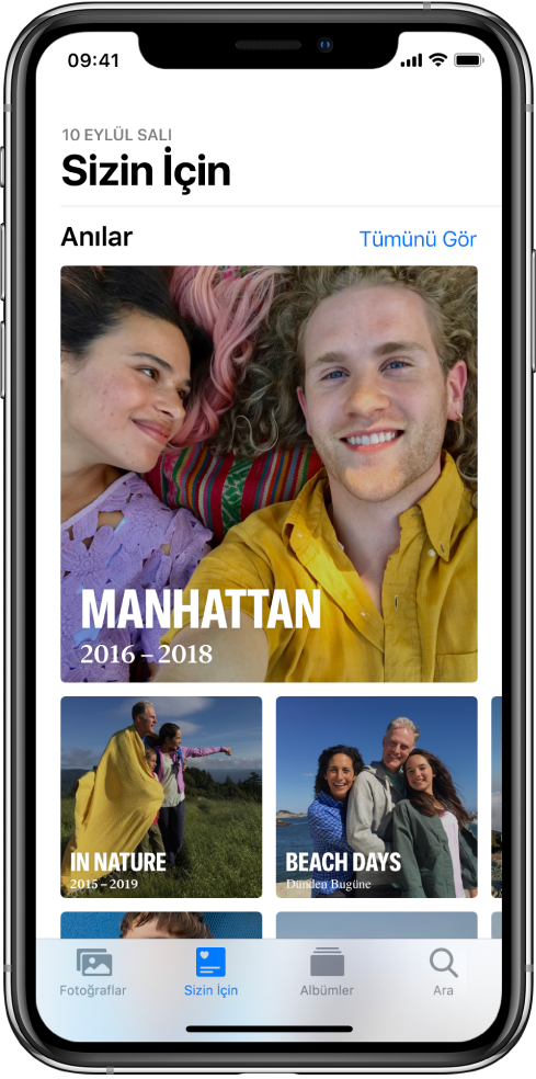 Farklı anılardan oluşan bir koleksiyonun bulunduğu Sizin İçin sekmesi. Her anıda bir kapak fotoğrafı, bir başlık ve bir altyazı var. Sağ üstteki Sizin İçin başlığının altında ise tüm anılarınızı gösteren bir Tümünü Gör düğmesi bulunuyor.