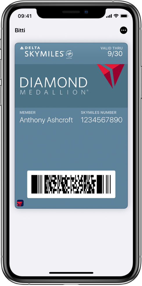 Wallet’ta uçuş bilgilerini ve en altta QR kodu gösteren bir uçuş kartı.