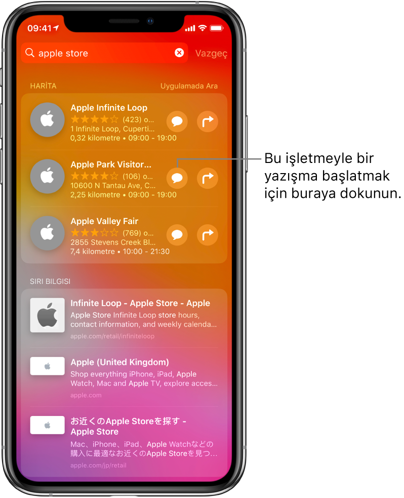 App Store’da, Harita’da ve Web Siteleri’nde Apple Store için bulunan öğeleri gösteren arama ekranı. Her öğe kısa bir açıklama, puan veya adres ve her web sitesi bir URL gösteriyor. İlk öğe, Apple Store için bir iş yeriyle sohbet başlatmak amacıyla dokunabileceğiniz bir düğme gösteriyor.