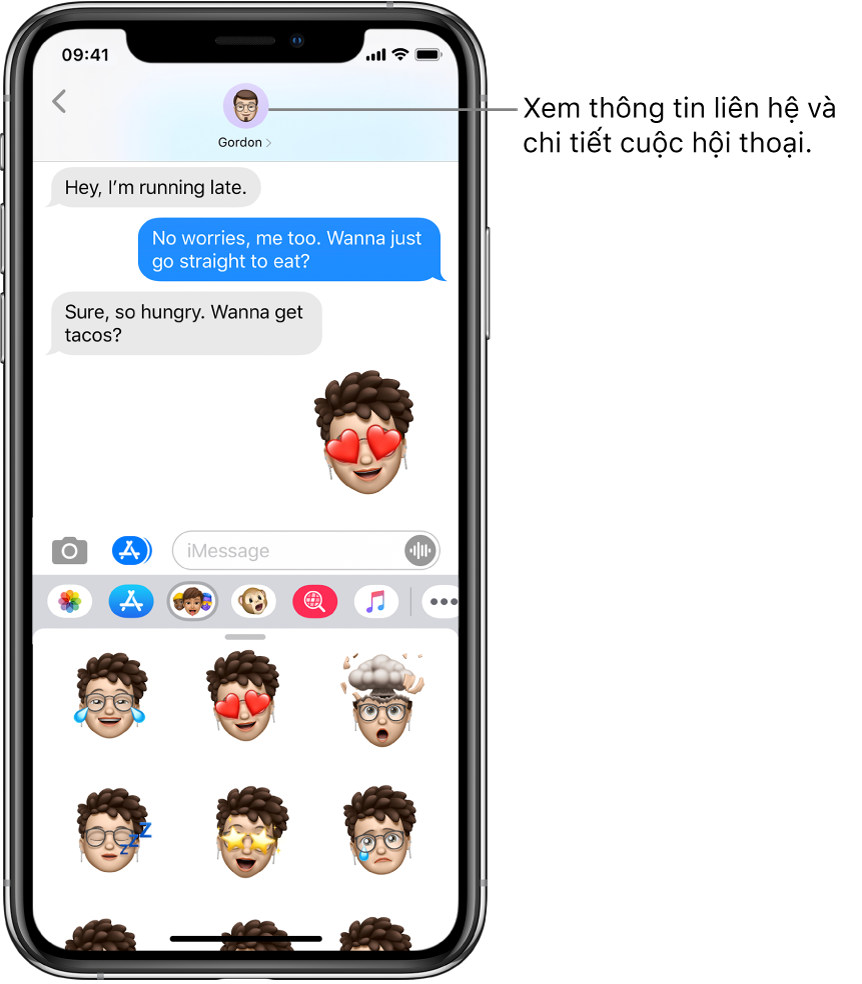 Một cuộc hội thoại Tin nhắn. Dọc theo cạnh trên, từ trái sang phải, là nút Quay lại và ảnh của người bạn đang nhắn tin. Ở giữa là các tin nhắn được gửi và nhận trong suốt cuộc hội thoại. Dọc dưới cùng, từ trái sang phải, là các nút Ảnh, Cửa hàng, Apple Pay, Animoji, Hình ảnh thẻ dấu #, Nhạc và Digital Touch.