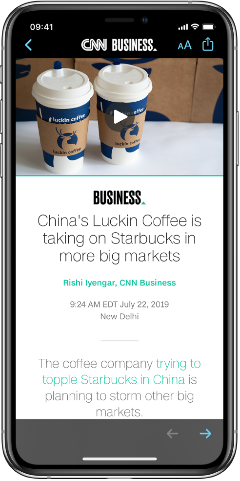 Một bài viết từ Apple News. Ở trên cùng bên trái của màn hình là nút Quay lại để trở về ứng dụng Chứng khoán. Ở góc trên cùng bên phải của màn hình là các nút Định dạng văn bản và Chia sẻ. Ở góc dưới cùng bên phải là nút Trang sau.