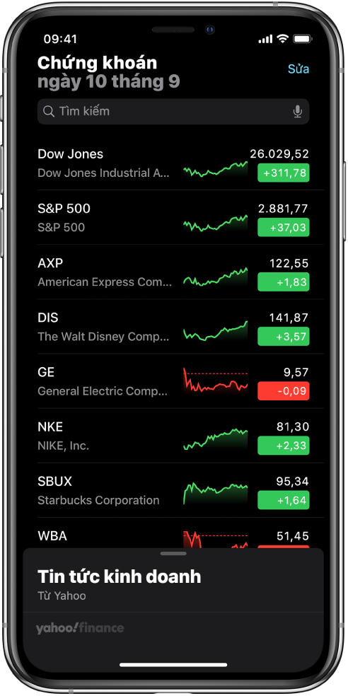 Danh sách theo dõi đang hiển thị danh sách các chứng khoán khác nhau. Từng chứng khoán trong danh sách hiển thị, từ trái sang phải là tên và mã chứng khoán, biểu đồ hiệu quả, giá chứng khoán và thay đổi giá. Ở đầu màn hình, phía trên danh sách theo dõi, là trường tìm kiếm. Bên dưới danh sách theo dõi là Tin tức kinh doanh. Vuốt lên trên Tin tức kinh doanh để hiển thị các tin tức.