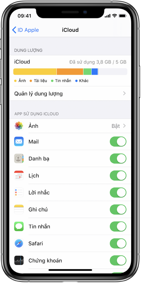 Màn hình cài đặt iCloud đang hiển thị đồng hồ đo Dung lượng iCloud và một danh sách các ứng dụng và tính năng, bao gồm Mail, Danh bạ và Tin nhắn, có thể sử dụng được với iCloud.