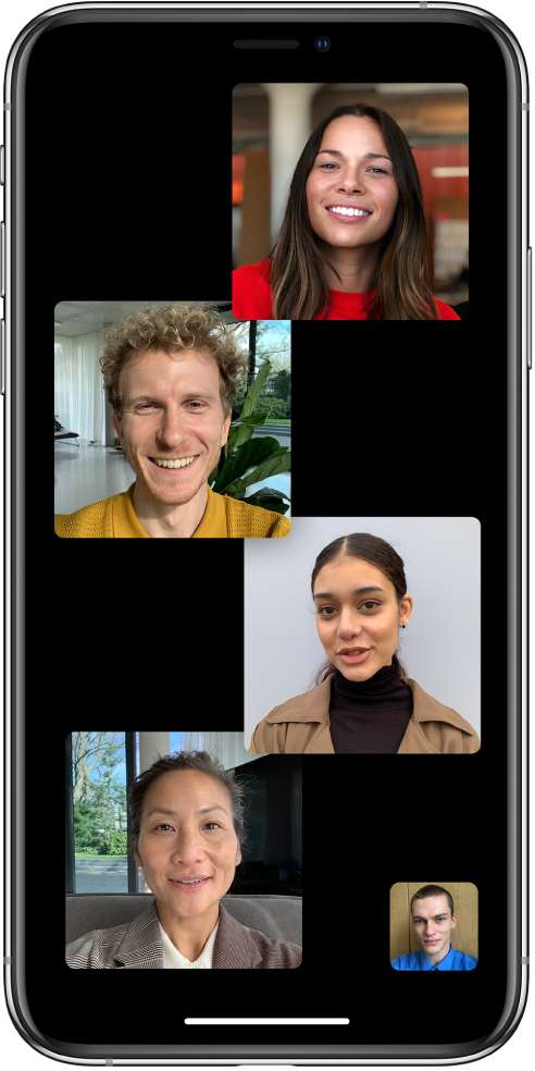 包含五位参与者的 FaceTime 群聊，其中包括发起人。每位参与者显示在单独的拼贴中。