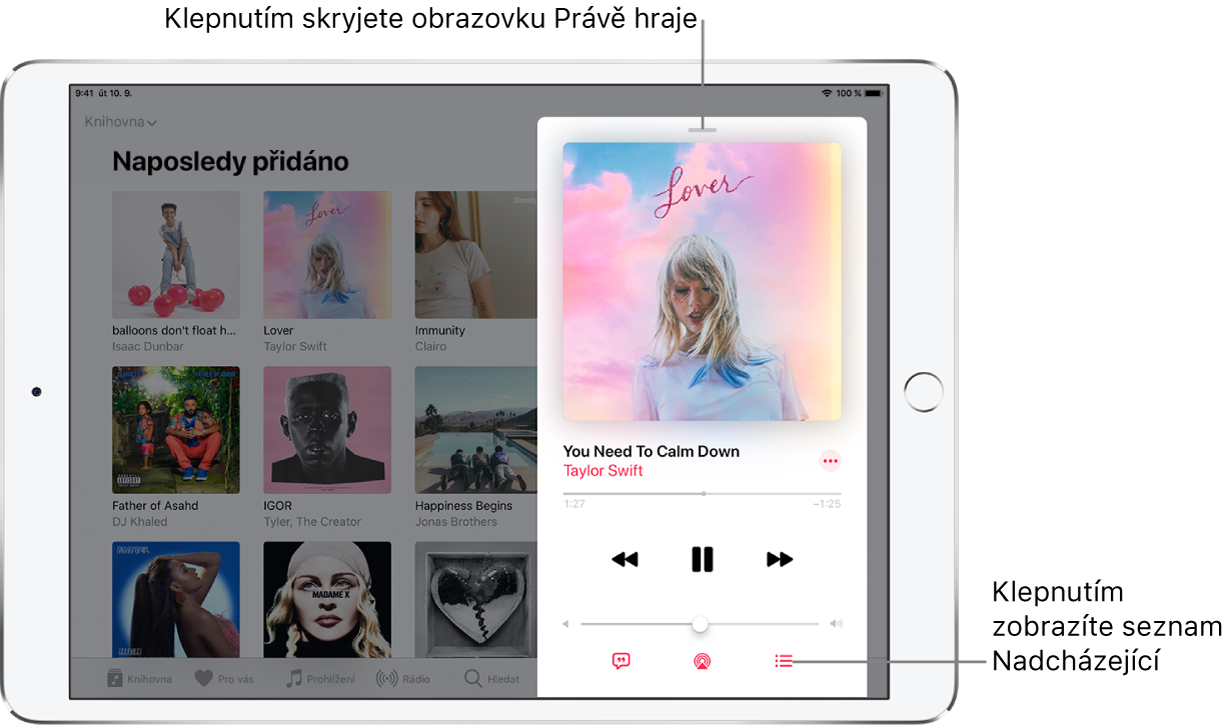 Obrazovka „Právě hraje“ s grafikou alba. Dole název skladby, jméno umělce, tlačítko Další, přehrávací hlava, ovládací prvky přehrávání, jezdec Hlasitost, tlačítko Text, tlačítko Směrování audia a tlačítko Nadcházející. Nahoře tlačítko „Skrýt obrazovku Právě hraje“.