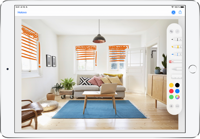 Fotografie interiéru, na které jsou oranžovými čarami rukou dokresleny rolety v oknech. Na pravé straně obrazovky jsou seřazené nástroje pro kreslení a výběr barev.