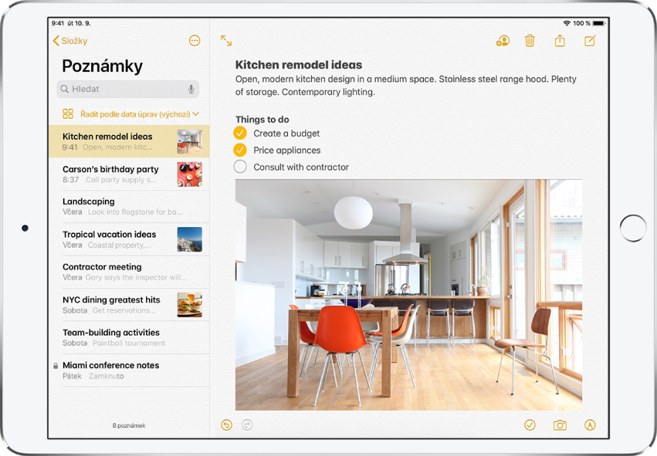 iPad v orientaci na šířku s otevřenou aplikací Poznámky. Vlevo je vidět seznam poznámek s vybranou poznámkou, která je otevřena vpravo. V levém horním rohu seznamu poznámek se nachází zpětná šipka; klepnutím na ni zobrazíte složky a účty. V pravém horním rohu poznámky jsou umístěna tlačítka pro spolupráci na poznámce s dalšími uživateli, smazání poznámky, sdílení poznámky s jinými uživateli a vytvoření nové poznámky. V pravém dolním rohu poznámky se nacházejí tlačítka pro přidání seznamu úkolů, pro přidání fotky nebo naskenování dokumentu a jsou zde vidět nástroje pro psaní.