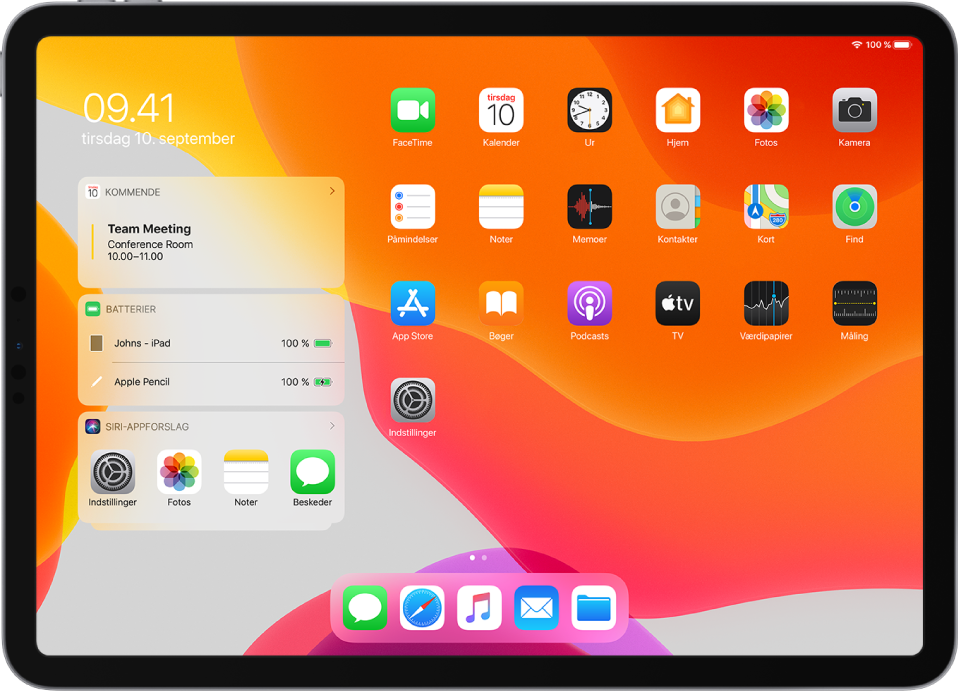 Hjemmeskærmen på en iPad, der er vendt på siden. Til venstre på skærmen ses fra øverst til nederst widgets med navnene Kalender, Batterier og Siri-appforslag. Widgetten Batterier viser, at batteriet i iPad og Apple Pencil er 100 % opladet.