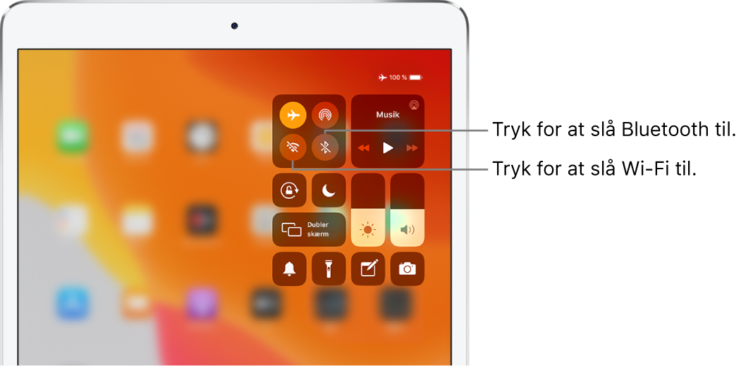 Kontrolcenter med flyfunktion slået til, med billedtekster, der forklarer, at hvis der trykkes på knappen nederst til venstre i den øverste venstre gruppe af betjeningsmuligheder, slås Wi-Fi til, og hvis der trykkes på knappen nederst til højre i den pågældende gruppe, slås Bluetooth til.