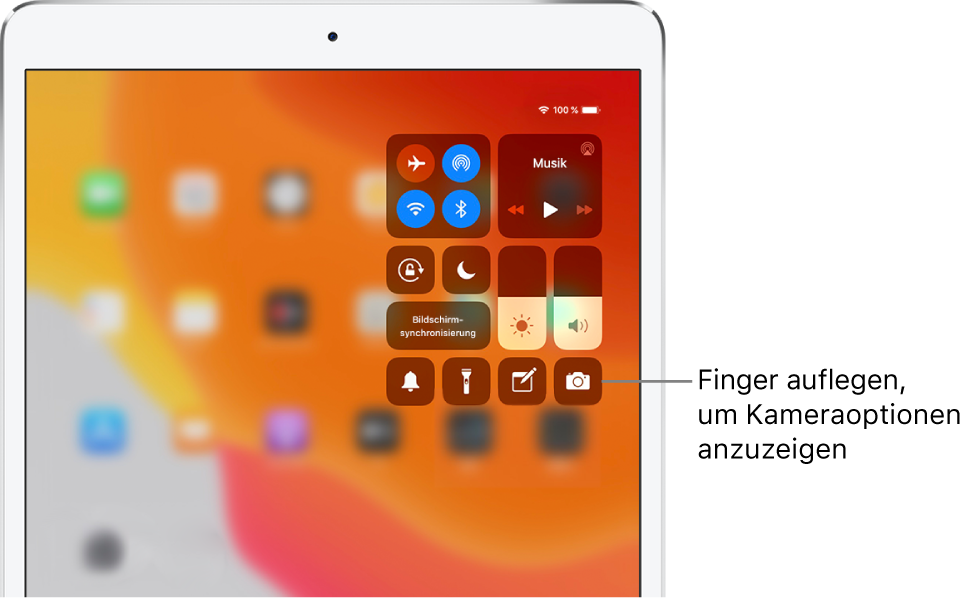Steuerelemente für den Flugmodus, das Mobilfunknetz, WLAN und Bluetooth in der Gruppe oben links im Kontrollzentrum für iPad-Modelle mit Wi-Fi + Cellular. Ein Hinweis auf die Kamera besagt, dass du einen Finger auf das Kamera-Symbol legen sollst (unten rechts), um weitere Optionen für die Kamera einzublenden.