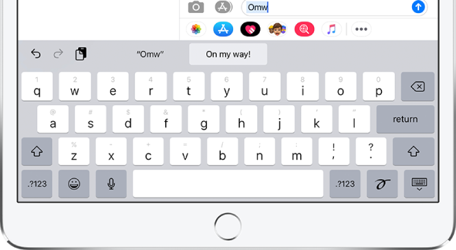 Ένα μήνυμα με πληκτρολογημένη τη συντόμευση κειμένου «OMW» στο πεδίο κειμένου και τη φράση «On my way!» να προτείνεται από κάτω ως κείμενο αντικατάστασης.