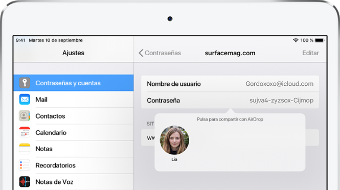 Pantalla “Contraseñas y cuentas” de un sitio web. Bajo el campo de contraseña, un botón muestra una foto de Lia con la instrucción “Pulsa para compartir con AirDrop”.