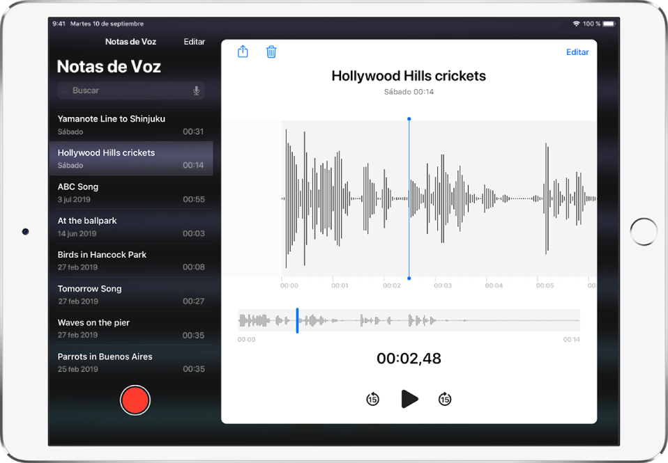 Lista de Notas de Voz con una grabación seleccionada arriba. Tiene un cursor de reproducción y una línea de tiempo bajo la onda. Encima están los botones Compartir, Eliminar, Editar y Acortar. Bajo la línea de tiempo, se encuentran los botones para rebobinar 15 segundos, reproducir y avanzar rápido 15 segundos. A la izquierda se encuentra una lista de otras grabaciones que se pueden abrir con una pulsación.