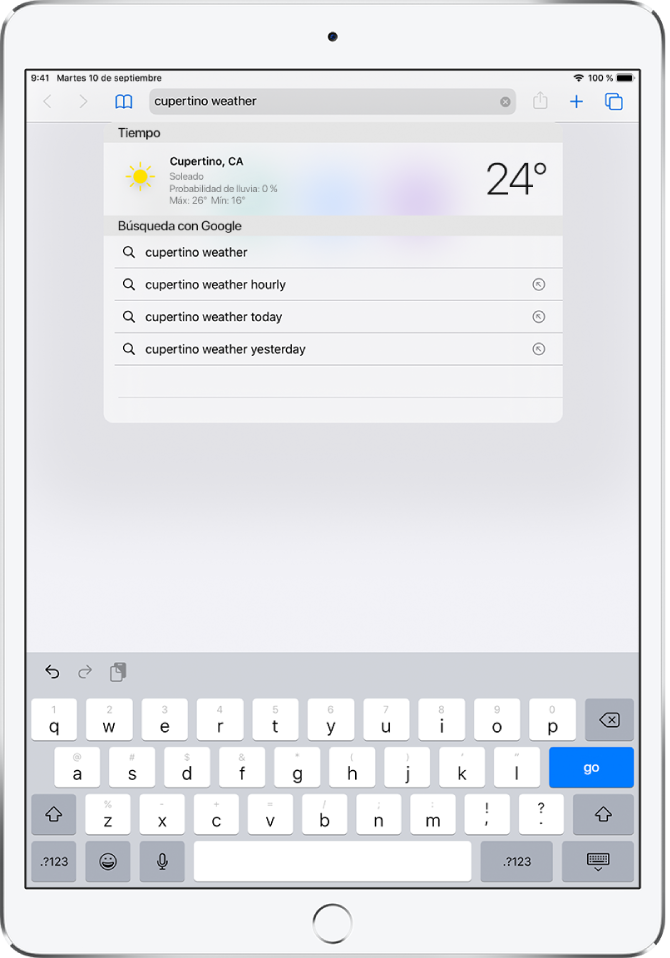 En la parte superior de la pantalla se encuentra el campo de búsqueda de Safari, que contiene el texto “tiempo en Cupertino”. Debajo del campo de búsqueda hay un resultado que muestra el tiempo y la temperatura actuales en Cupertino. Debajo de ese resultado, hay resultados de búsqueda de Google, como “tiempo en Cupertino”, “tiempo en Cupertino por horas”, “tiempo en Cupertino ayer” y “tiempo en Cupertino todo el año”. A la derecha de cada resultado, una flecha azul enlaza con cada página concreta de resultados de búsqueda.