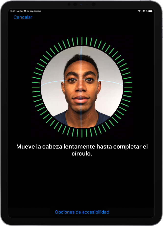 Pantalla de configuración de reconocimiento de Face ID. En la pantalla se muestra una cara dentro de un círculo. El texto de abajo da indicaciones para mover la cabeza lentamente hasta completar el círculo.