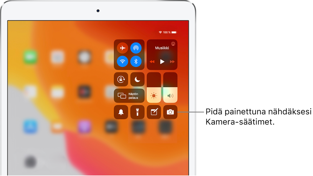 Lentokonetilan, mobiilidatan, Wi-Fin ja Bluetoothin säätimet ylhäällä vasemmalla olevassa ryhmässä Wi-Fi + Cellular -iPad-mallien Ohjauskeskuksessa. Kameran ohjaukseen osoittavassa selitteessä kehotetaan pitämään painettuna Kamera-kuvaketta (alaoikealla), jotta näkyviin tulee lisää kameran valintoja.