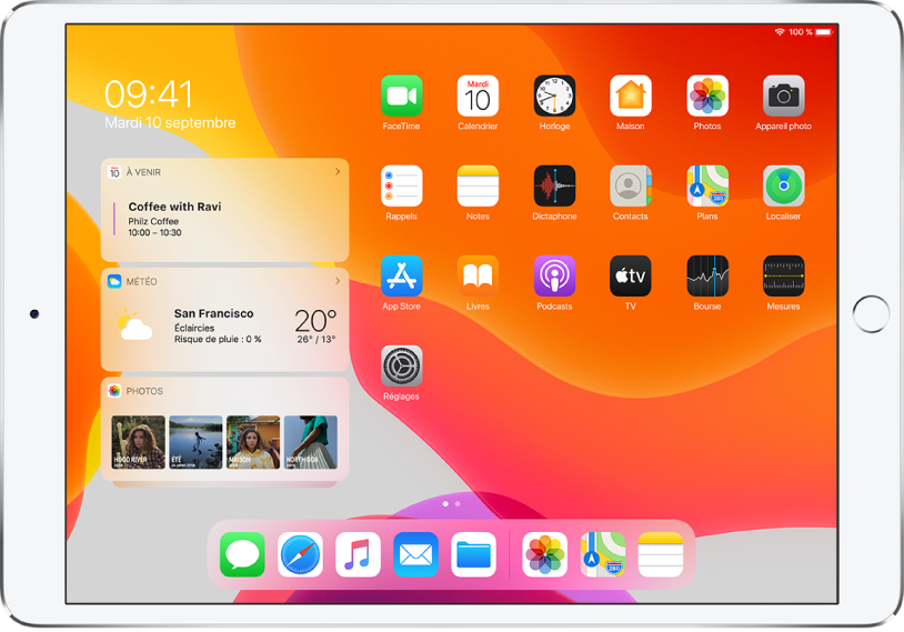 L’écran d’accueil affichant trois widgets épinglés sur le côté gauche de l’écran. Les widgets sont Calendrier, Météo et Photos.