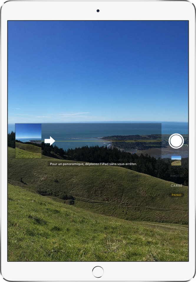 Appareil photo en mode Panorama. Une flèche, au centre à gauche, pointe vers la droite pour indiquer la direction du panoramique.