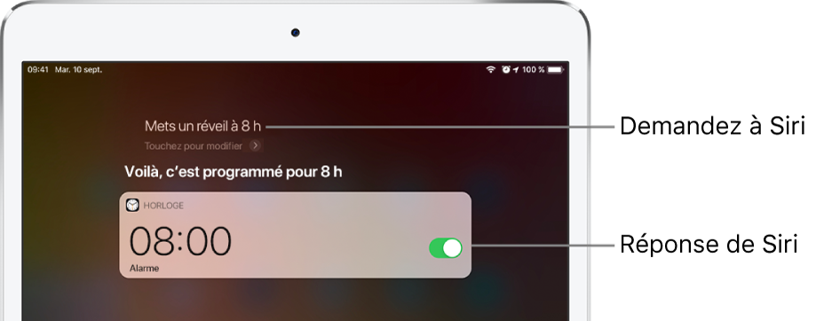 L’écran Siri affichant ce que Siri doit faire : “Mets un réveil à 8 h” et sa réponse : “Le réveil est programmé pour 8 h”. Une notification de l’app Horloge indique qu’un réveil est activé pour 8 h.