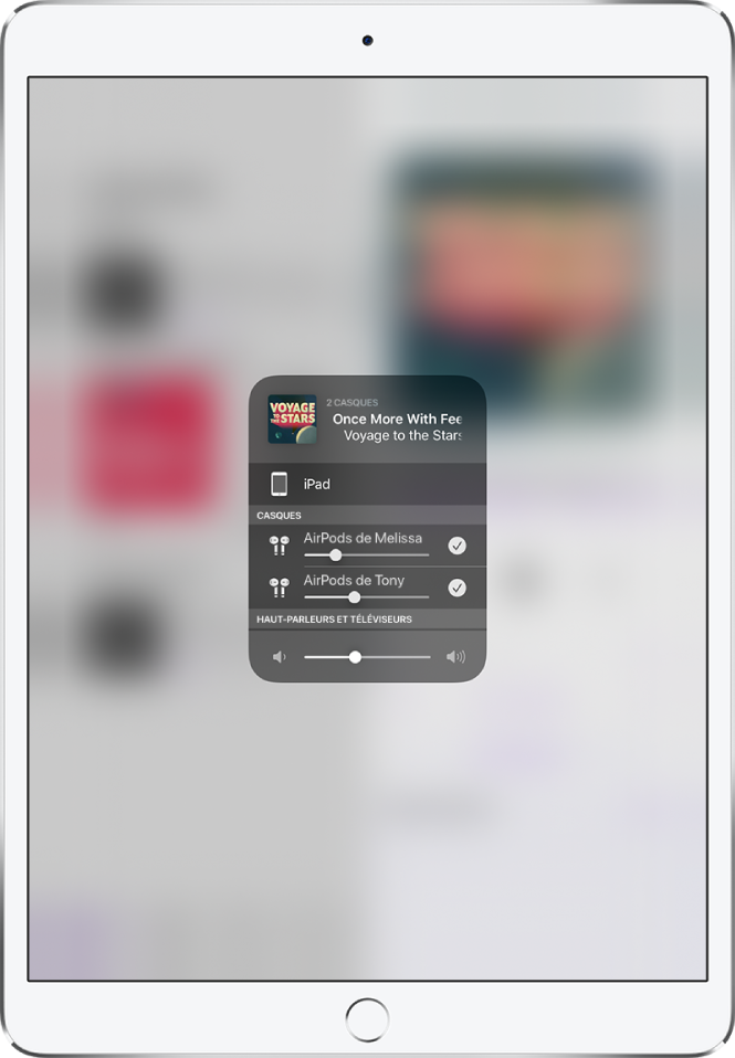 L’écran de l’iPad montrant deux paires d’AirPods connectées.