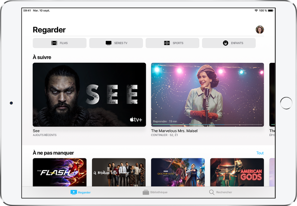 L’écran Regarder affichant les boutons pour Films, « Séries TV », Sports et Enfants dans le rang supérieur. Le rang « À suivre » se trouve au centre, sous le rang « À découvrir ». En bas de l’écran, de gauche à droite, se trouvent les onglets Regarder, Bibliothèque et Rechercher.
