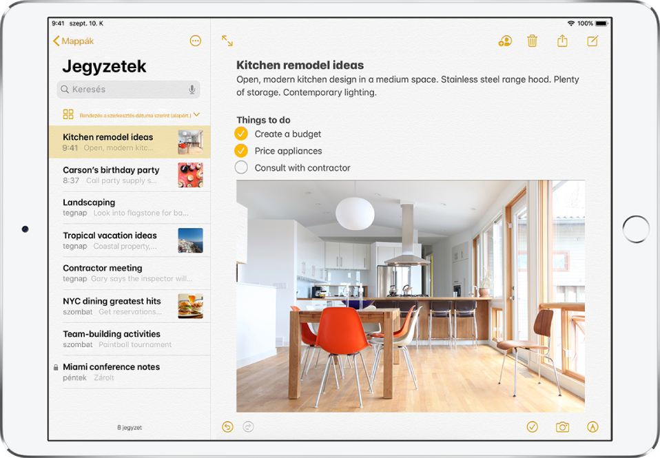 Az iPad vízszintes pozícióban a megnyitott Jegyzetek alkalmazással. A képernyő bal oldalán a jegyzetlista látható, jobb oldalon pedig a kiválasztott jegyzet van megnyitva. A jegyzetlista bal felső sarkában egy visszafelé mutató nyíl található, amelyre koppintva megtekintheti a mappákat és fiókokat. A jegyzet jobb felső sarkában lévő gombok lehetővé teszik, hogy együttműködjön másokkal a jegyzeten, törölje a jegyzetet, megossza a jegyzetet másokkal, vagy új jegyzetet hozzon létre. A jegyzet jobb alsó sarkában lévő gombok ellenőrzőlista létrehozására, fotó hozzáadására, dokumentum szkennelésére, illetve a kézírásos eszközök megjelenítésére használhatók.