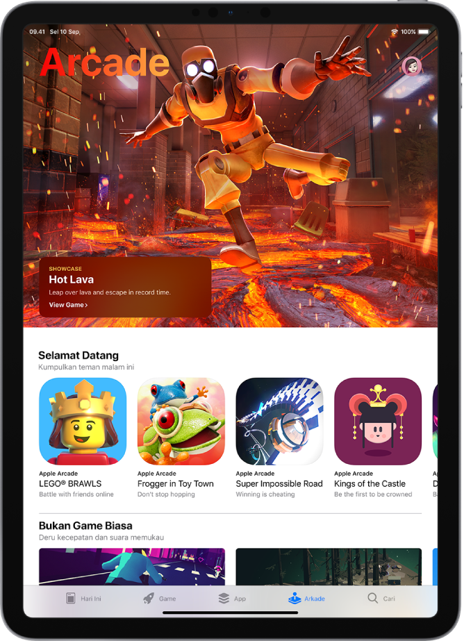 Layar Arkade dari App Store menampilkan game unggulan dan rekomendasi lainnya. Gambar profil Anda, yang Anda ketuk untuk melihat pembelian dan mengelola langganan, berada di kanan atas. Di sepanjang bagian bawah, dari kiri ke kanan, terdapat tab Hari Ini, Game, App, Arkade, dan Cari.