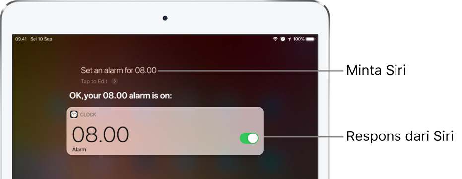 Layar Siri memperlihatkan bahwa Siri diminta untuk “Set an alarm for 8 a.m.,” dan membalas dengan “The alarm’s set for 8 AM.” Pemberitahuan dari app Jam memperlihatkan bahwa alarm dinyalakan untuk pukul 08.00.