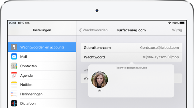 Het scherm 'Wachtwoorden en accounts' voor een website. Onder het wachtwoordveld zie je een knop met een afbeelding van Lia onder de instructie "Tik om te delen met AirDrop".