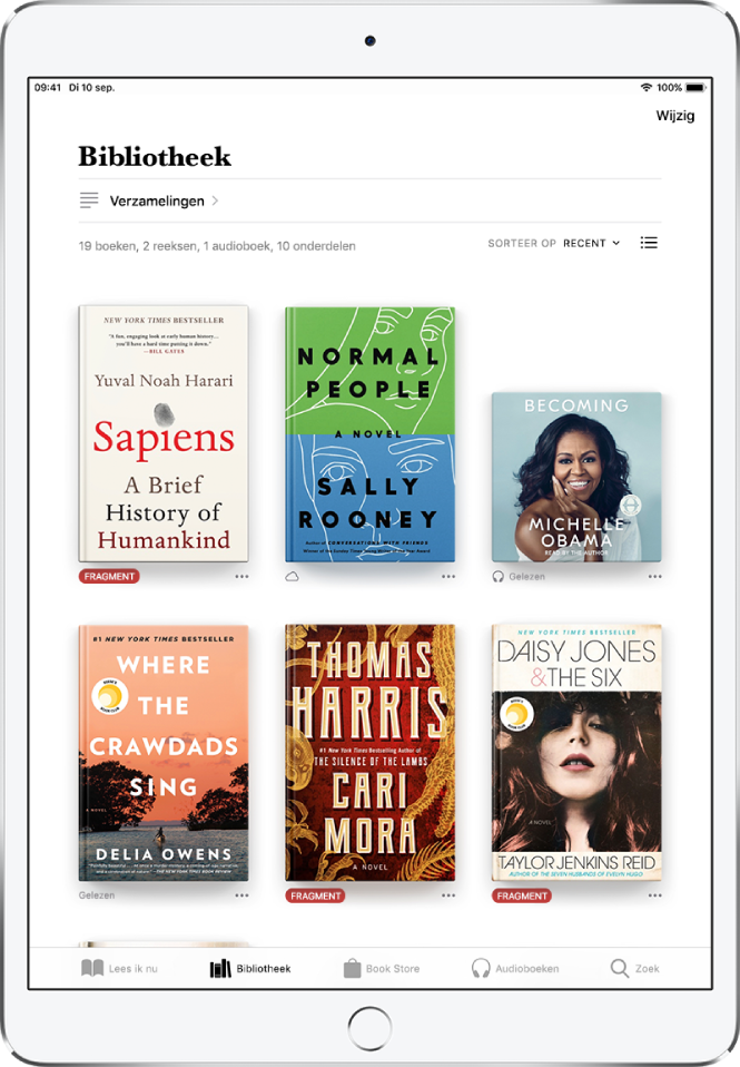 Het scherm 'Bibliotheek' in de Boeken-app. Boven in het scherm staan de knop 'Verzamelingen' en de knop voor sorteeropties. De sorteeroptie 'Recent' is geselecteerd. In het midden van het scherm staan de boekomslagen van boeken in de bibliotheek. Onder in het scherm staan van links naar rechts de tabbladen 'Lees ik nu', 'Bibliotheek', 'Book Store', 'Audioboeken' en 'Zoek'.