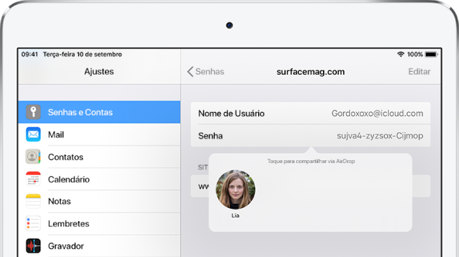 A tela Senhas e Contas de um site. Um botão abaixo do campo de senha mostra a foto de Lia abaixo da instrução “Toque para compartilhar via AirDrop”.