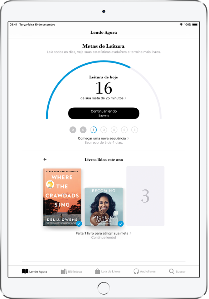 Seção Metas de Leitura em Lendo Agora. O contador de leitura mostra que 10 minutos de uma meta de 20 minutos foram cumpridos. Abaixo do contador há um botão Continuar Lendo e círculos que mostram os dias da semana, de domingo a sábado. Os círculos de domingo e segunda-feira estão azuis, indicando que a meta de leitura foi atingida. O círculo de terça-feira está com metade do contorno, indicando o andamento desse dia. Os círculos de quarta-feira até sábado estão em cinza. O centro da tela mostra Livros Lidos Neste Ano. Três quadrados indicam a meta de leitura de três livros. Uma capa de livro preenche um quadrado, indicando um livro lido para o ano.