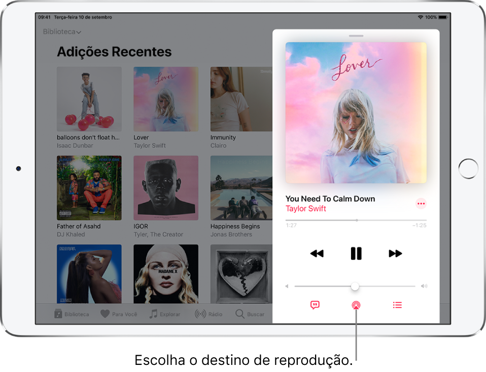 Controles de reprodução na tela Reproduzindo do app Música. O botão Destino da Reprodução aparece na parte inferior da tela.