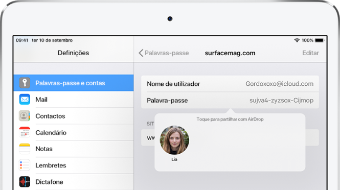 O ecrã “Palavras‑passe e contas” de um site. Um botão por baixo do campo de palavra‑passe mostra uma imagem de Lia por baixo da instrução “Toque para partilhar com AirDrop”.