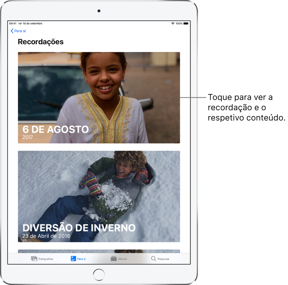 O ecrã Recordações com duas recordações. O botão “Para si” está no canto superior esquerdo, que o leva de volta ao ecrã “Para si”. No canto superior direito encontra‑se um botão Favoritos, que mostra uma coleção das suas recordações favoritas.