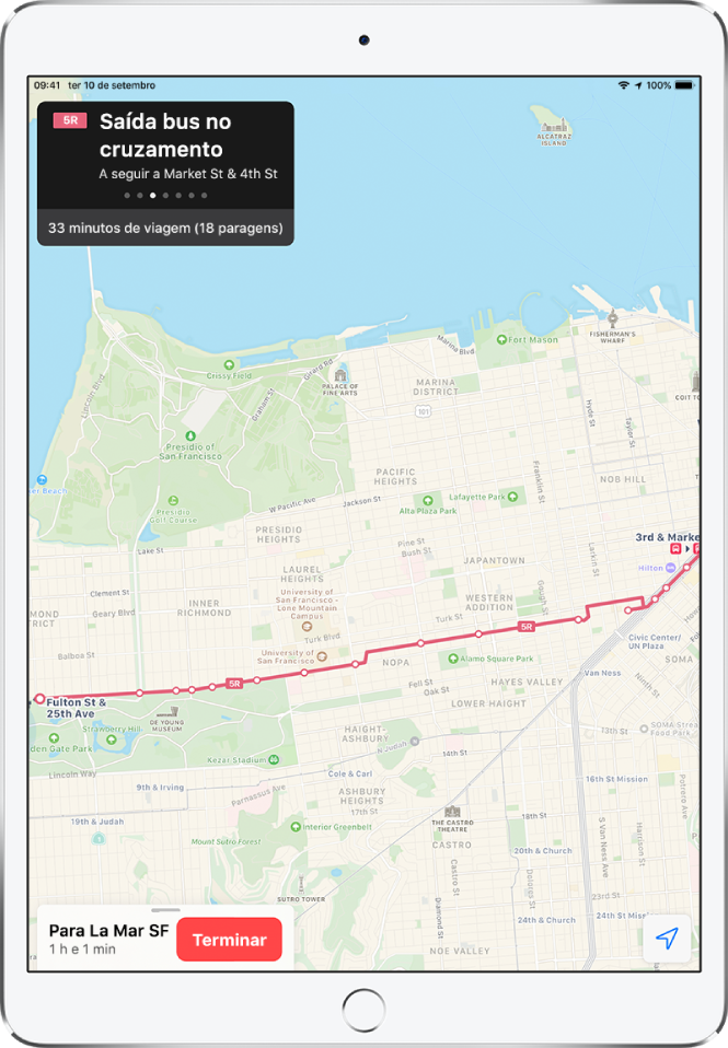 Um mapa de um itinerário de transportes em São Francisco. Uma ficha de itinerário no canto superior esquerdo mostra as instruções “Sair do autocarro na rua da Terceira e no mercado”.
