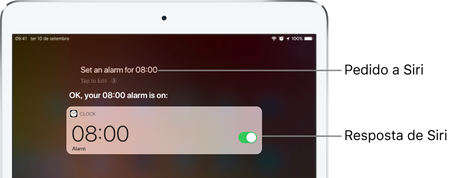 O ecrã Siri a mostrar que foi pedido a Siri “Set an alarm for 8 a.m.” e na resposta, Siri responde “The alarm’s set for 8 AM”. Uma notificação da aplicação Relógio mostra que está ativado um alarme para as 8:00.
