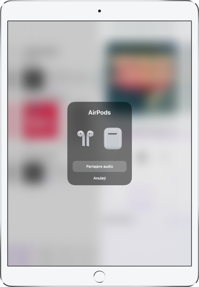 Ecranul unui iPad cu imaginea unor căști AirPods și a casetei acestora. În apropierea părții de jos a ecranului este un buton pentru partajarea redării audio.