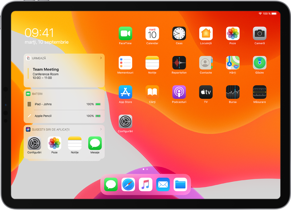 Ecranul principal al iPad-ului în orientarea peisaj. În partea stângă a ecranului, de jos în sus, se află widgeturile Calendar, Baterii și Sugestii Siri de aplicații. Widgetul Baterii afișează bateria iPad-ului și Apple Pencil la 100%.