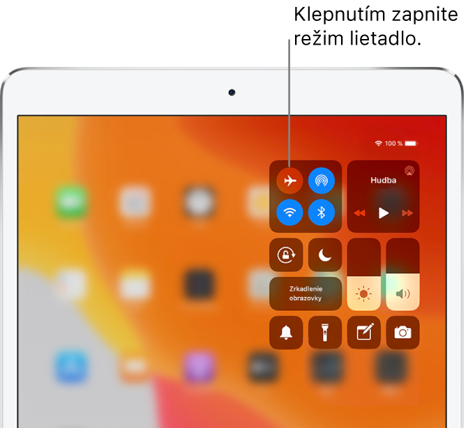 Obrazovka Ovládacieho centra s popisom vysvetľujúcim, ako sa klepnutím na ľavé horné tlačidlo zapína režim lietadlo.