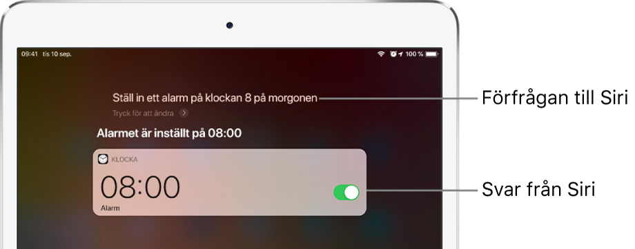 Siri-skärmen visar att något har bett Siri att ställa in ett alarm på kl. 08:00 och Siris svar ”Alarmet är inställt på 08:00”. Ett meddelande från appen Klocka visar att ett alarm har aktiverats för klockan 08:00.