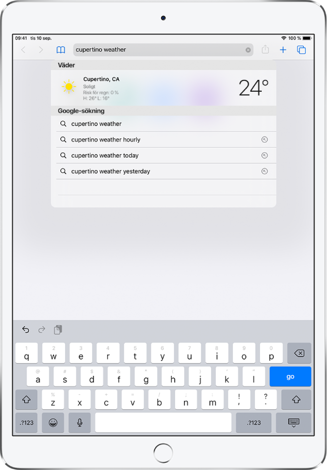 Överst på skärmen finns Safari-sökfältet med texten ”cupertino weather”. Under sökfältet visar en träff det aktuella vädret och temperaturen för Cupertino. Under det finns Google-sökträffar, som ”cupertino weather”, ”cupertino weather hourly”, ”cupertino weather yesterday” och ”cupertino weather year round”. Till höger om varje träff finns en blå pil som länkar till den specifika sökträffsidan.