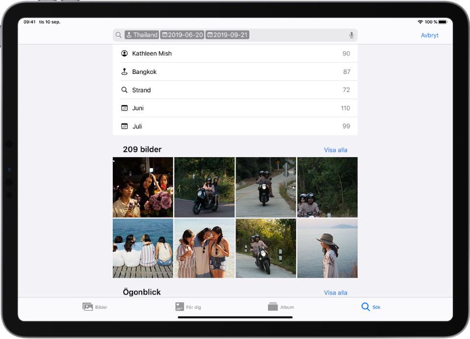 Bilder är öppet i liggande riktning. Längst ned på skärmen, från vänster till höger, finns flikarna Bilder, För dig, Album och Sök. Sök är markerad. Överst på skärmen finns ett sökfält där en plats och datum är angivna. Under sökfältet visas föreslagna sökningar. Ett rutnät med bilder som uppfyller söktermerna visas i mitten av skärmen. Överst till vänster i bildrutnätet visas det total antalet bilder i sökträffarna. Högst upp till höger i bildrutnätet finns knappen Visa alla.