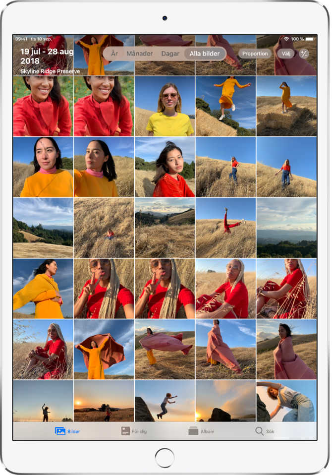 Appen Bilder. Längst ned på skärmen, från vänster till höger, finns flikarna Bilder, För dig, Album och Sök. Fliken Bilder är vald och ett rutnät med miniatyrbilder fyller skärmen. Överst till vänster på skärmen visas datum och plats där bilderna togs. Överst i mitten finns alternativ för att visa bilderna efter År, Månader, Dagar och Alla bilder. Alla bilder är valt. Högst upp till höger på skärmen finns knapparna Proportion, Välj och Zoom.