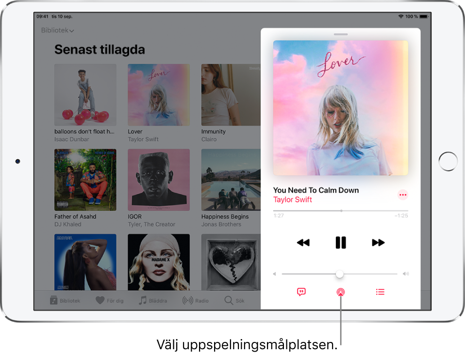 Uppspelningsreglagen på skärmen Nu spelas för Musik. Knappen Uppspelningsmålplats visas längst ned på skärmen.