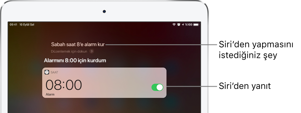 Siri’ye “Sabah 8 için alarm kur” dendiğini ve Siri’nin “Sabah 8 için alarm kuruldu” olarak yanıt verdiğini gösteren Siri ekranı. Saat uygulamasından sabah 8 için bir alarm kurulduğunu gösteren bir bildirim gösterilir.