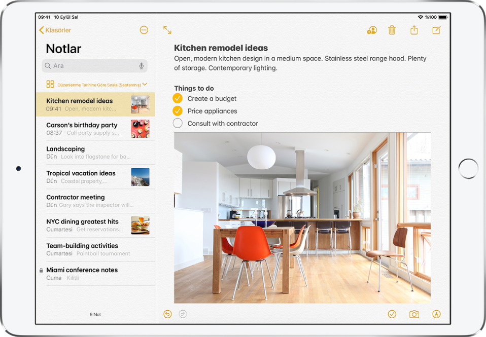 Notlar uygulamasının açık olduğu yatay yönde iPad. Sağda seçilin notun açık olduğu notlar listesi solda görünüyor. Notlar listesinin sol üst köşesinde, klasörleri ve hesapları görüntülemek için dokunduğunuz bir geri oku vardır. Notun sağ üst köşesinde not üzerinde başkalarıyla ortak çalışma, notu silme, notu başkalarıyla paylaşma ve yeni not yaratma düğmeleri bulunuyor. Notun sağ alt köşesinde yapılacaklar listesi ekleme düğmesi, fotoğraf ekleme veya belge tarama ve el yazısı araçlarını gösterme düğmeleri var.