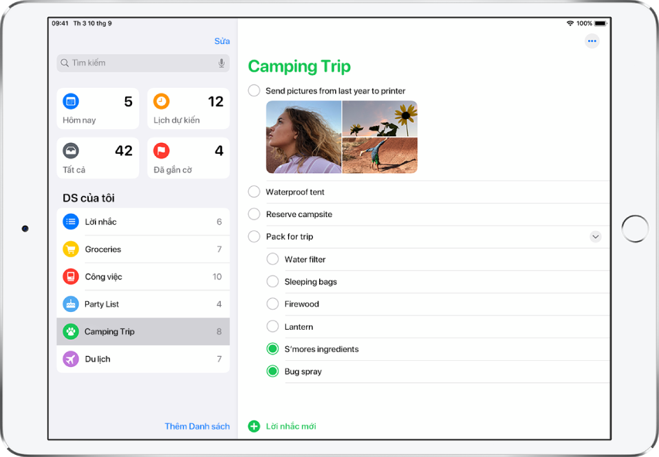 Một màn hình Lời nhắc đang hiển thị các danh sách lời nhắc ở bên trái và một danh sách có tên Chuyến cắm trại ở bên phải. Chạm vào một lời nhắc để đánh dấu là đã hoàn thành.