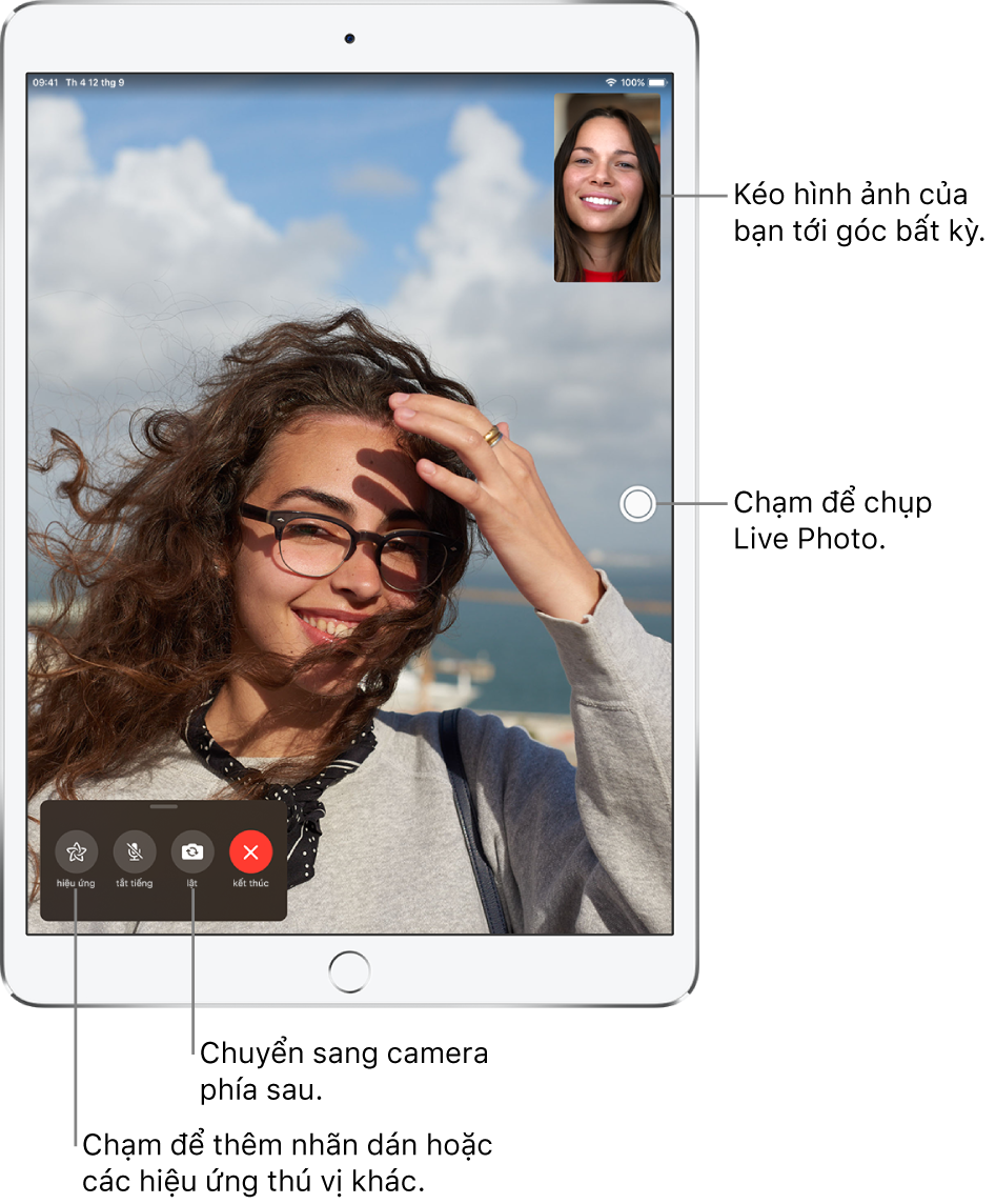 Màn hình FaceTime đang hiển thị một cuộc gọi đang diễn ra. Hình ảnh của bạn xuất hiện trong hình chữ nhật nhỏ ở phía trên bên phải và hình ảnh về người khác lấp đầy phần còn lại của màn hình. Dọc theo cạnh dưới của màn hình là các nút Hiệu ứng, Tắt tiếng, Lật và Kết thúc.