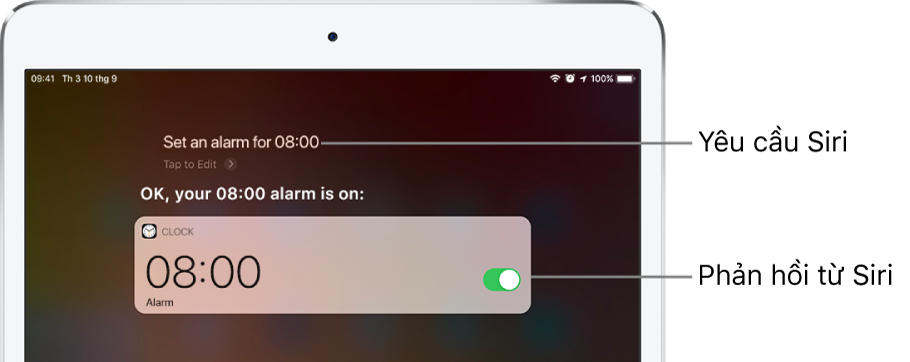 Màn hình Siri hiển thị rằng Siri đã được yêu cầu “Set an alarm for 8 a.m.” và Siri trả lời “The alarm’s set for 8 AM”. Một thông báo từ ứng dụng Đồng hồ hiển thị rằng báo thức đã được đặt lúc 8:00 giờ sáng.